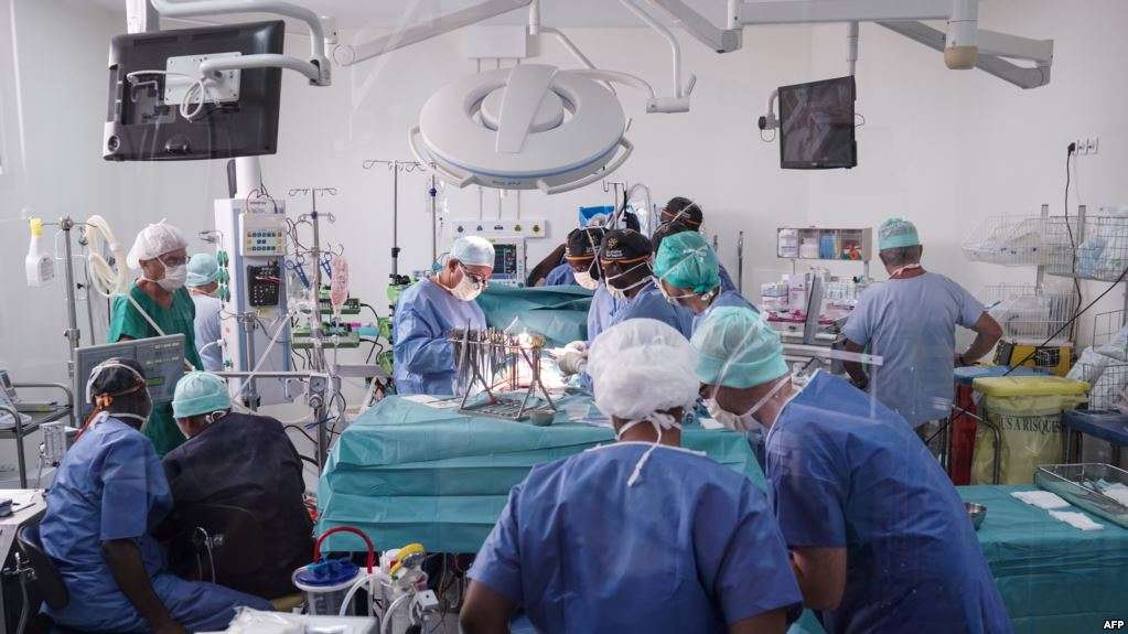 Le docteur Olivier Baron, assisté de son confrère malien Baba Ibrahima Diarra, réalise réalise la première opération à cœur ouvert au Mali, au Centre André Festoc de l'hôpital mère et enfant du Luxembourg à Bamako. le 10 septembre 2018.